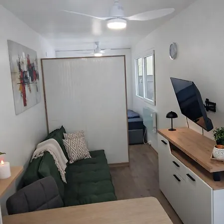 Tiny House Im Seecontainer Mit Parkplatz Garten アパート シェルディング