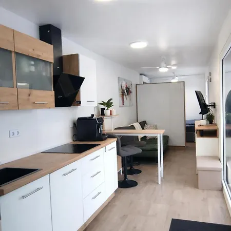 Tiny House Im Seecontainer Mit Parkplatz Garten アパート シェルディング
